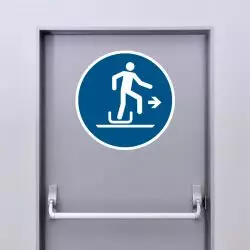 Autocollant Panneau Descendre à droite de la luge - ISO7010 - M051