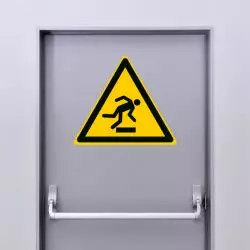 Autocollant Panneau danger trébuchement - ISO7010 - W007